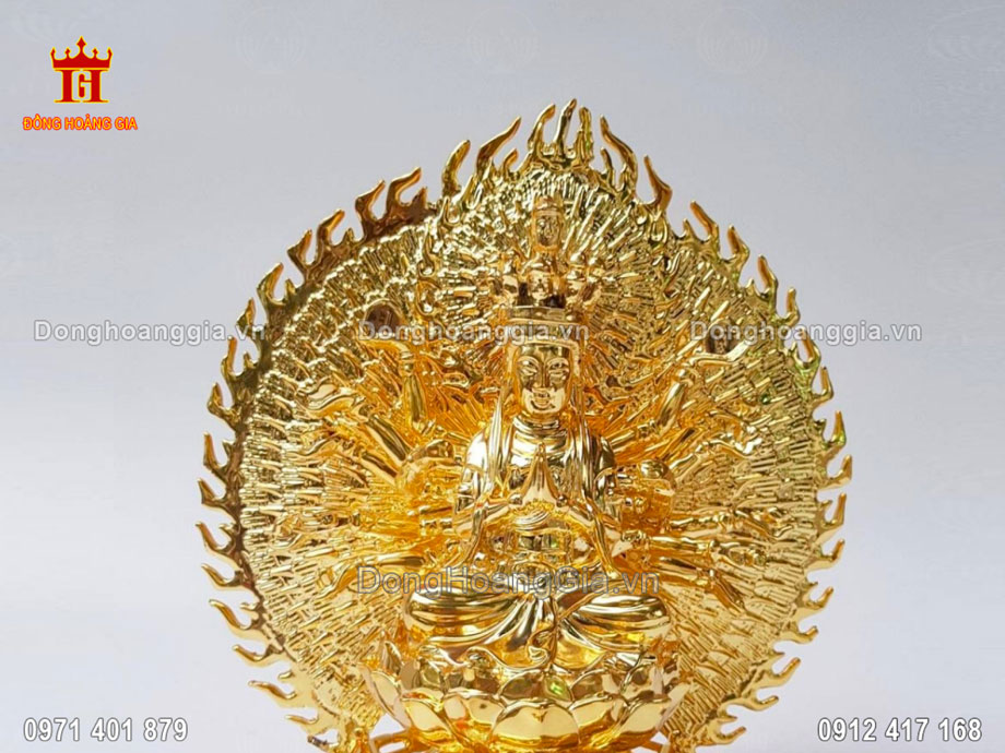 Từng đường nét trên pho tượng Phật được nghệ nhân chế tác tỉ mỉ và tinh xảo nhất